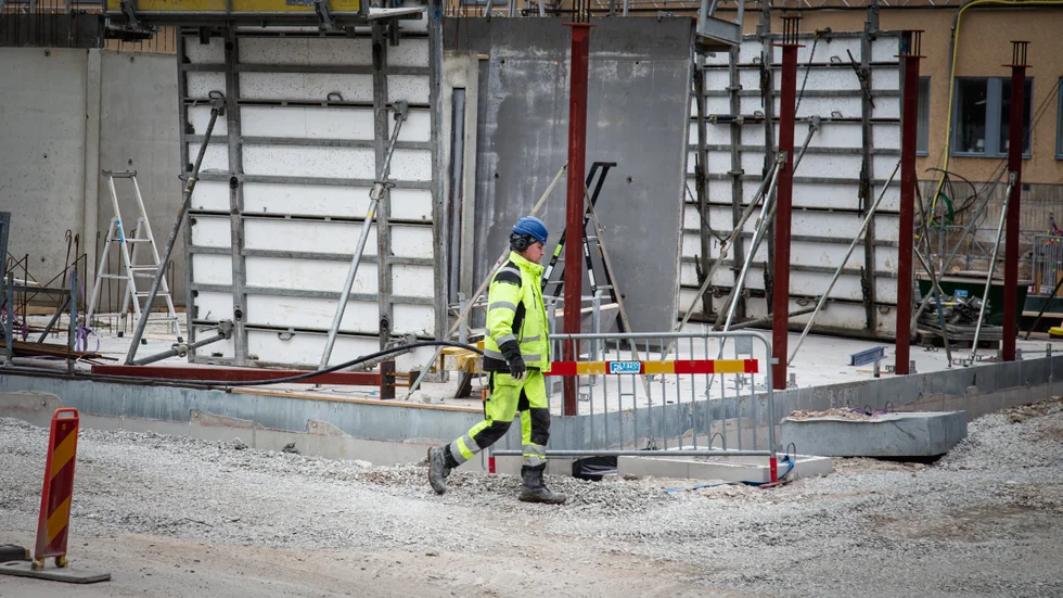 Den som är kontrollansvarig håller koll på eventuella felaktigheter under byggnationen. Bilden är från ett annat tillfälle.