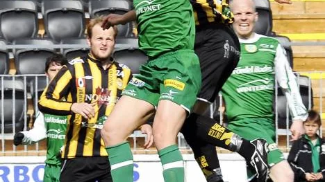 Backen Haris Devic i en tuff nickduell.