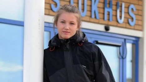 Johanna Mattsson utanför Gällivare sjukhus. Nu väntar månader av vila.  Foto: MATS HENRIKSSON
