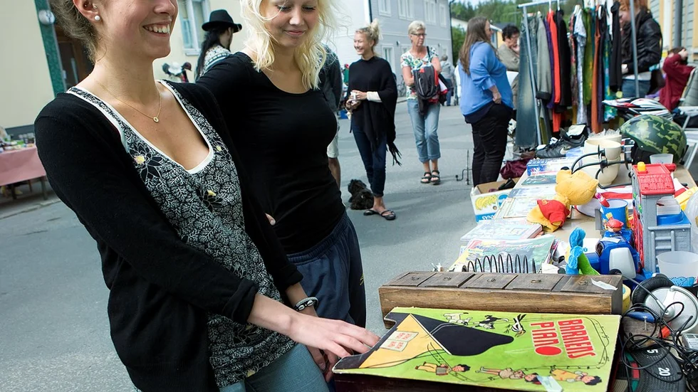 Maja Nilsson var sugen på mini-pianot, men kanske inte för en hundring. Kompisen Rebecca Rasch tyckte också att pianot var läckert.
Foto: KURT ENGSTRÖM