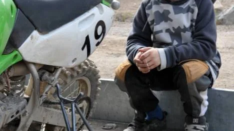 Samuel Thomas, snart 11, älskar att köra cross. Han tävlar i 65-kubiksklassen, men är ganska ensam om det i Gällivare. Därför välkomnar han en träningskompis att "kämpa" mot.FOTO: Maria Ödalen