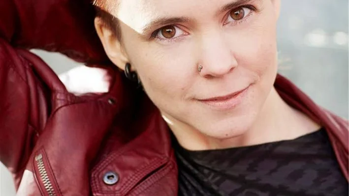 Sara Lövestams fjärde roman är en crossover som passar både 15- och 90-åringen.
