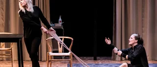 Absurt underhållande på Dramaten