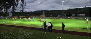 Konstgräs ska vara lagt till sommaren