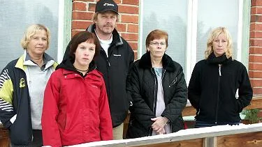 Eva Nordmark, Pernilla Nirdin, Mikael Silverplatz, Rose-Marie Silverplatz och Solvej Nordmark protesterar över hur de blivit behandlade sedan den nya arrendatorn av matstället och macken i Lansjärv tog vid. Fotograf: linda danhall