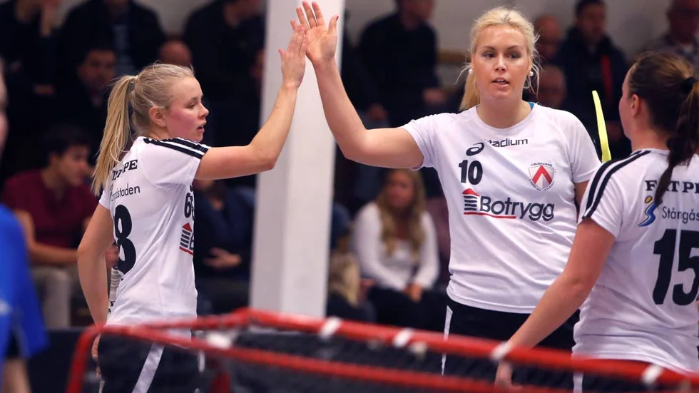 Anna Wiman(vänster), Julia Sidklev(mitten) och Tove Thunborg (höger) jublar efter ett av Libk-målen.