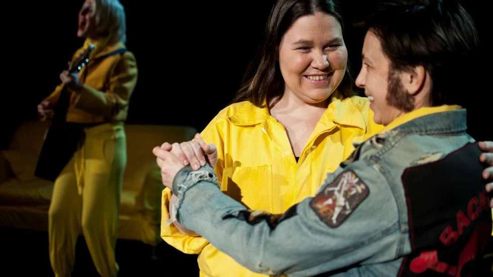 Skruvad satir. Lotti Törnros, Anna-Lena Efverman och Helena Sandström (i bakgrunden) i Riksteaterns föreställning "Världens lyckligaste kycklingar".