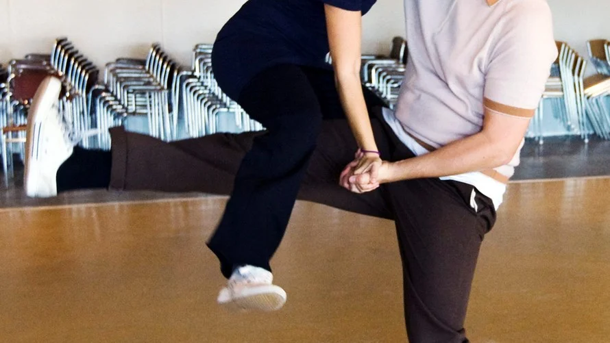 Johanna Johansson och Rikard Ekstrand, instruktörer på danskursen, bjuder på egen show. Foto: bengt-Åke Persson