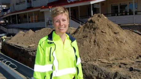 Arbetsledaren Anneli Nilsson, Bodens energi, gick omkring på centrumtorget och såg till att arbetet  med svetsningen av fjärrvärmerören flöt på.FOTO: LENA LEFFLER