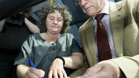 Annika Eriksson och Karl Petersen vid undertecknandet av den gemensamma budgeten.