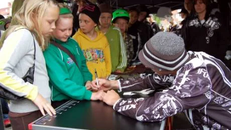 Tjejerna Vilma Isaksson och Elsa Nilsson fick autografer av Niklas Olsson. Kön var lång. "Alla ska få sina autografer för jag har gott om tid", sade han generöst.