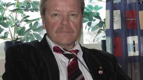 Klassen från sameskolan i Gällivare tar med sig kommunalrådet Tommy Nyström på skolresan,