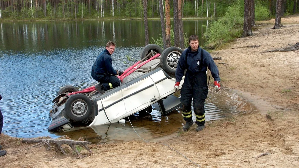 Andreas Sjöberg och Thomas Lindvall, Bodens räddningstjänst, ser till att få upp bilen ur vattnet. Polisen misstänker att någon buskört den och sedan vält ned den i sjön. Bensin har läckt ut och det kan komma att rubriceras som miljöbrott.