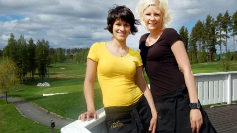 Maria Sharma och Ida Jaako, heter de unga tjejerna som satsar stort och tar över Golfrestaurangen på Sävastön. " Vi är beredda på jättemycket jobb men det här ska bli roligt", säger de nya ägarna.

FOTO: LENA LEFFLER