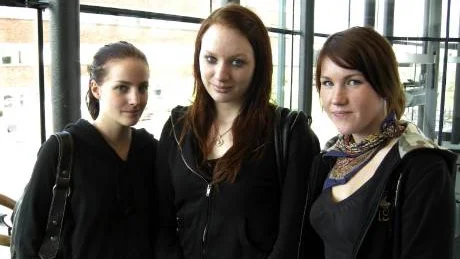 Anna Holmströms, Veronica Lagrés och Sandra Larssons björnmöte har satt spår för livet. "Vi har lärt oss hur det går till i skogen", säger flickorna.              FOTO: Jonas Wiltok