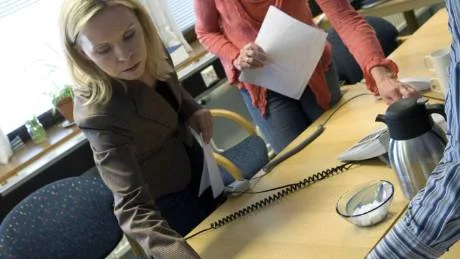 Annelie Sundström, kriminalvården, Ingri Vestin, Luleå brottsofferjour, och Sven Fredriksson, kriminalvården, ringer upp "Nicklas" som gått Idap-programmet i Luleå. FOTO: Kurt Engström