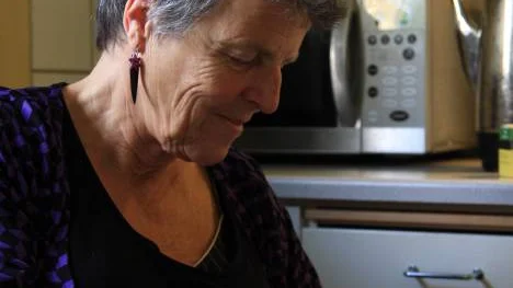 Ann-Katrin Tideström (här med Lisa Hennix dotter Nea) och Lisa Hennix spelar "Längtan i Luleå" i morgon. I oktober har deras nya föreställning "Färdas och stanna i Korpilombolo" premiär under Liet Lavlut.