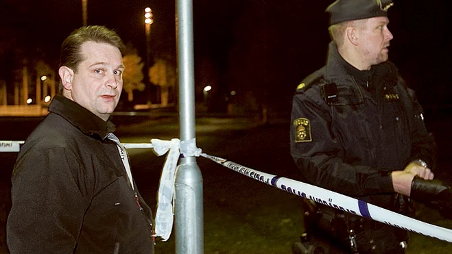 Jari Uusitalos snabba handlande tillsammans med ambulanspersonalen insats räddade livet på den 16-årige ynglingen. Jari Uusitalo fick sedan berätta hela förloppet för polisman Patrik Henriksson. Foto: BENGT-ÅKE PERSSON FOTO: Bengt-Åke Persson