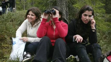 Dagen i skogen bjöd på många skratt och upplevelser för eleverna. Här tar Hamdiya Imami, Bafraw Kalkany och Rozhan Sherwan en välbehövlig paus tillbakalutade mot en gran.FOTO: Jessica Rosengren