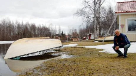 Det har varit några nervösa dagar, men nu kan Kenneth Silverplats pusta ut. Vattnet har börjat sjunka undan och huset i Svartbjörnsbyn är inte längre hotat.FOTO: leif hammarström