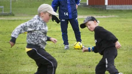 Barzan Jamshidi, 18, har sommarjobb på fotbollsskolan i Luleå. Han förvånades över att det var så stor skillnad på lönerna i kommunerna. FOTO: Kurt Engström