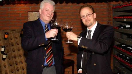 Det var då det. Dan Lundström och Bo Johansson skålar som goda vänner. FOTO: Alf Lindbergh