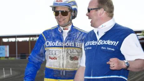 Härligt, Jorma, du vann...! Bodentränaren Petri Salmela (t.h.) knyter näven sedan hans häst Premula, med Jorma Kontio (t.v.) i sulkyn vunnit et av V75-loppet på Bodentravet. Segern innebar också att den tre år långa sviten, utan en hemmaseger på V75 bröts. "Den här dagen är årets höjdpunkt", säger Salmela.foto: jens bäckström/eurobild