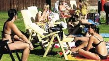 Äntligen blev det badsommar också i Malmberget. Hundratals människor passade på att njuta av vädret.