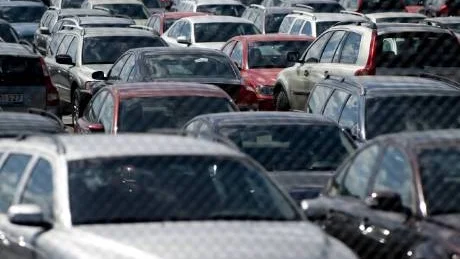 Det är dystert för de "svenska" nationalklenoderna Volvo och Saab. Försäljningen av Saabbilar minskade med 22 procent under andra kvartalet medan Volvo PV tappade tio procent under första halvåret samtidigt som det blev en förlust på 1,6 miljarder kronor.