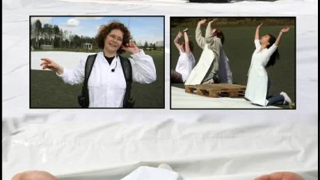 Eleverna från Tunaskolan ler in i kameran, drygt 700 kilomerer uppe i skyn. Längst ner Johanna Balogh, i mitten Helena Lilja, Teknikens hus, och tre elever från 8 c Tuna, och högst upp Diego Munoz som döljer sig under ett paraply.FOTO: Göran Ström