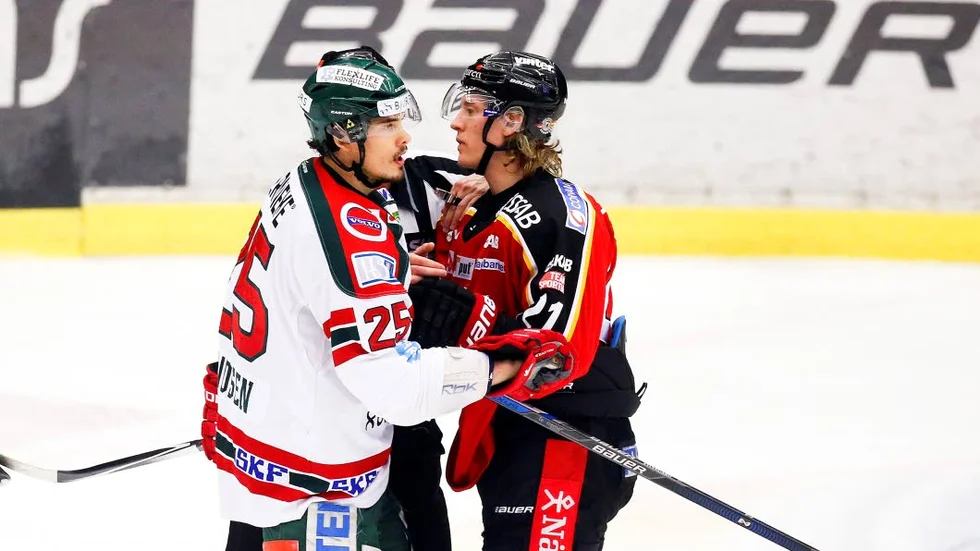 Känslor. Emil Sylvegård i ett stilla samtal med Frölundas Oliver Lauridsen.