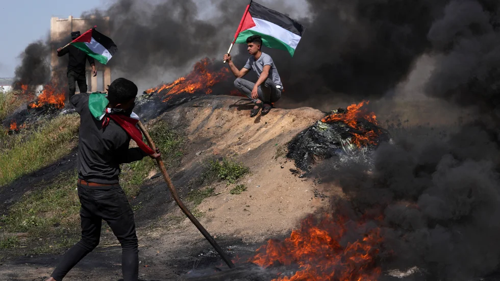 Palestinier protesterar mot stormningen av al-Aqsa-moskén.