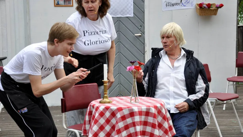 TÄNT VAR DET HÄR. ’Zack’ (Linus Öqvist) försöker tända ljuset medan paret ’Sammy’ (Margareta Notsten) och ’Rutger’ (Assar Strömbäck) har kommit ihop sig 
rejält.