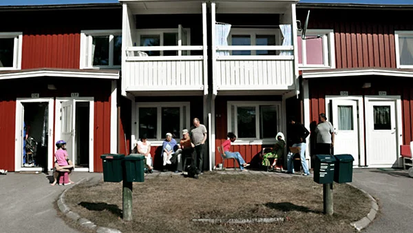 Bland de boende på Granbacka är stämningen orolig och många är upprörda av det makabra fyndet.