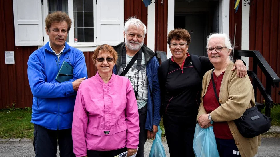 FRANSMÄN. I tre husbilar har de åkt, ända från Alsace till Kyrkbyn. Men sen vänder de tillbaka och åker till Umeå för att sen sikta mot Dalarna. Från vänster, Yvan Hietter, Beatrice Heitter, Etienne Helmbold, Lisette Degremont och Patricia Helmbold.