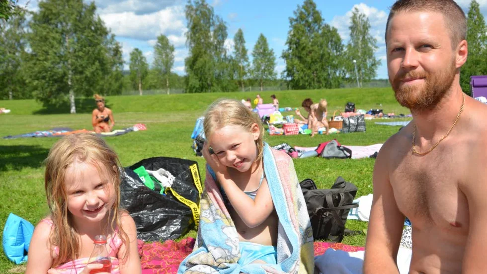 BADSUGNA. De nya rutschkanorna föll Thilde och Tindra i smaken. Det blir fler åk under sommaren.
