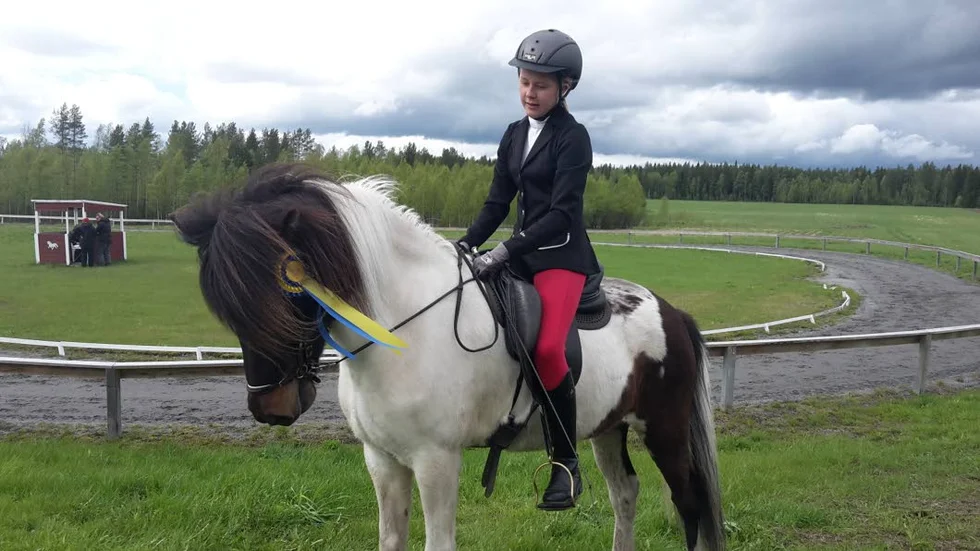 säker i sadeln. Ronette Roshag och hästen Járngrima är redo för debuten under SM-veckan i Norrköping.