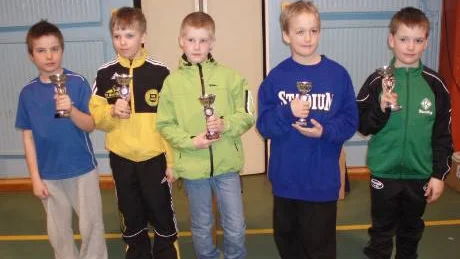 I Reklamtrion Cup i Råneå är alla vinnare eftersom alla deltagare får fina pokaler. Här är några av de duktiga brottarna: Från vänster: Teodor Isaksson BK Snar (4:a), Johan Mansikka KGB (2:a), Lucas Lundbäck Råneå BK (1:a), Viktor Gregersen Luleå BK (3:a) och William Wiklund Rosvik IK (5:a).