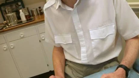 Nu för tiden kollar läkaren Leo Hassler så det inte finns två peni-sar, en äkta och en syntetisk, i kal- songerna innan patienterna lämnar urinprov som ska användas för drogtest.    FOTO: Anna-Karin Landin