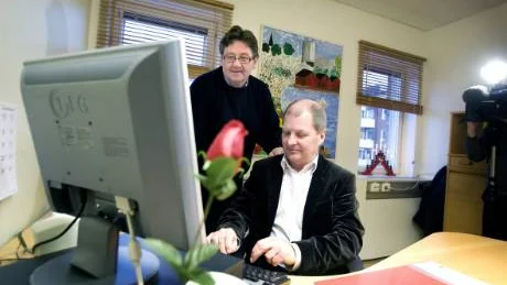 Lulebos hyresgäster mister tio tv-kanaler i juni. Anders Sandberg, vd,  och Mats Tolonen, projektledare, menar att Lulebos hyresgäster kommer att kunna se tv genom bredbandsnätet. "Vi vill ha konkurrens på det området också för hyresgästernas bästa", säger Mats Tolonen.   FOTO: PÄR BÄCKSTRÖM
