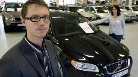 Säljaren Alexander Kangas från Luleå hämtar ut sin nya tjänstebil, en Volvo V 70 flexifuel. Enligt säljaren Gunilla Ahlqvist              ligger tjänstebilsmarknaden ganska stadigt trots att privatbilsmarknaden dalar kraftigt.FOTO: göran ström