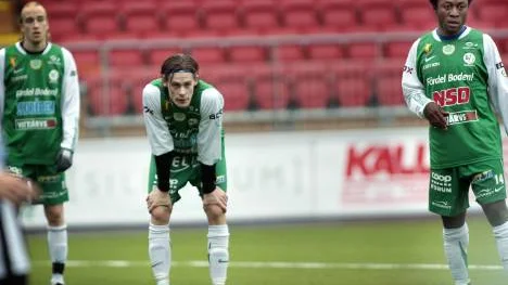 Nere för räkning. Markus Wahlberg, Johan Isaksson och Kabba Samura deppar efter 1-3-förlusten hemma mot bottenkonkurrenten Sylvia. Två matcher återstår av serien och Boden har tre poäng upp till säker mark. Det innebär at Boden måste vinna, samtidigt som "rätt" lag förlorar.