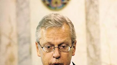 Utförsäljningsminister Mats Odell (kd) säljer statligt ägda företag i Sverige till statskontrollerade fonder i andra länder.