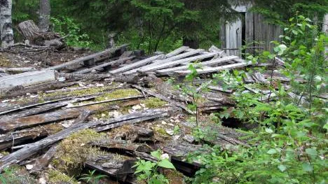 Av ladugårdarna på Franslandet återstår bara spillror. Behov uträttades i utedasset och kristallklart vatten fanns i en närbelägen kallkälla.