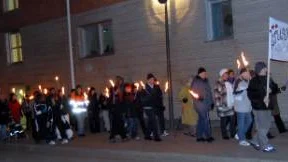 Fackeltåget i ljusmanifestationen i Boden gick upp efter Kungsgatan till Centrumtorget. FOTO: leif hammarström