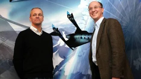 Rymdturistresorna från Kiruna rycker allt närmare. Stephen Attenborough i Virgin Galactic (till vänster) utlyste i går en tävling för reseagenter och träffade bland andra Esrangechefen Olle Norberg. FOTO: ALEXANDER LINDER