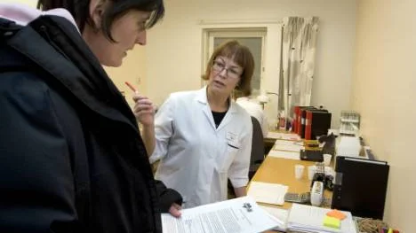 Sjuksköterskan Elisabeth Hemling hjälper Anna Nilsson som är en av de 1250 slumpvis utvalda norrbottningarna mellan 25 och 75 år som inbjudits att delta i undersökningen.