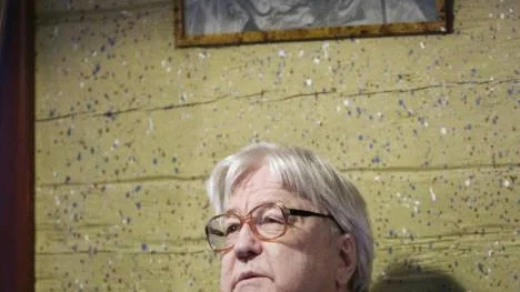Kjell Lundholm, författare av boken "Natur i norr", ser verket som ett sätt att föra vidare det historiska arvet. Dessutom att det ska ge inspiration och framtidstro. Presskonferensen övervakas av Carl von Linné... FOTO: Bengt-Åke Persson