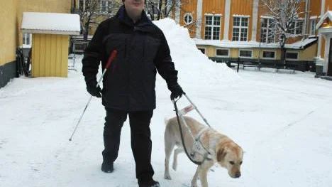 Stig Hedlund, här med labradoren Tingo, arbetar för ett tillgängligt Haparanda. FOTO: linda danhall