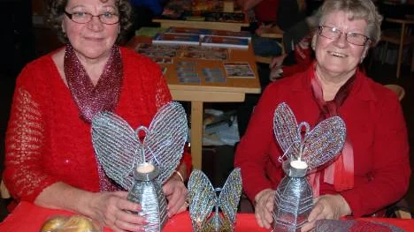 Anna-Lisa Vartianen och Ritva Lilleberg var stolt över de vackra silveränglarna. FOTO: ANNETH ERIKSSON
